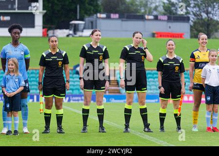 Sydney, Australien. Januar 2024. Spieler und Schiedsrichter stellen sich vor dem A-League Women RD3 Spiel zwischen Sydney FC und Central Coast Mariners am 17. Januar 2024 in Sydney, Australien Credit: IOIO IMAGES/Alamy Live News Stockfoto