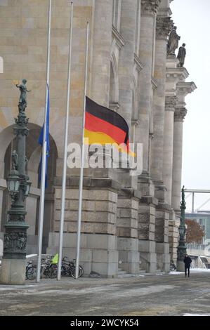 Berlin, Deutschland - 17. Januar 2024 - die Fahnen fliegen am Reichstagshalbmast zu Ehren des verstorbenen ehemaligen Bundestagspräsidenten Wolfgang Schäuble. (Foto: Markku Rainer Peltonen) Stockfoto