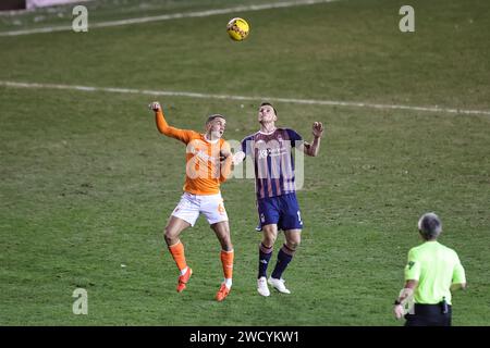 Blackpool, Großbritannien. Januar 2024. Oliver Norburn von Blackpool und Karamoko Dembélé von Blackpool kämpfen um den Ball während des Emirates FA Cup Third Round Replay Matches Blackpool gegen Nottingham Forest in der Bloomfield Road, Blackpool, Vereinigtes Königreich, 17. Januar 2024 (Foto: Mark Cosgrove/News Images) in Blackpool, Vereinigtes Königreich am 17. Januar 2024. (Foto: Mark Cosgrove/News Images/SIPA USA) Credit: SIPA USA/Alamy Live News Stockfoto