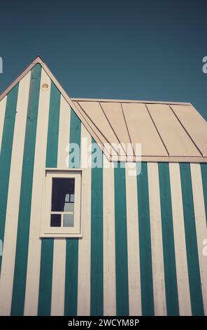 Kleines blau-weiß gestreiftes kleines Haus, in der Nähe der Küste. Fotografie in Frankreich Stockfoto