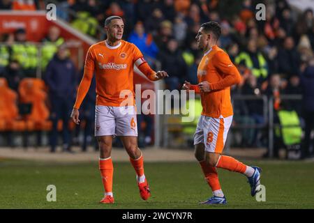 Blackpool, Großbritannien. Januar 2024. Oliver Norburn von Blackpool spricht mit Albie Morgan von Blackpool während des Emirates FA Cup Third Round Replay Matches Blackpool vs Nottingham Forest in der Bloomfield Road, Blackpool, Vereinigtes Königreich, 17. Januar 2024 (Foto: Gareth Evans/News Images) in Blackpool, Vereinigtes Königreich am 17. Januar 2024. (Foto: Gareth Evans/News Images/SIPA USA) Credit: SIPA USA/Alamy Live News Stockfoto