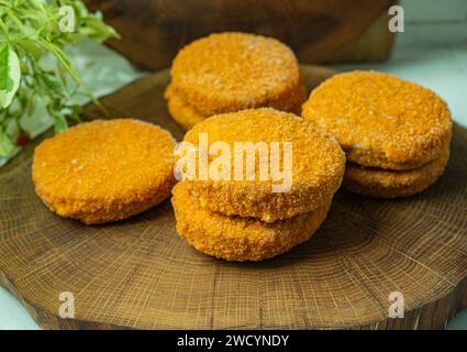 Gefrorene Schnitzel, Halbfertigprodukte für die Herstellung von Burgern. Fisch, Meeresfrüchte und halbfertige Produkte. Stockfoto