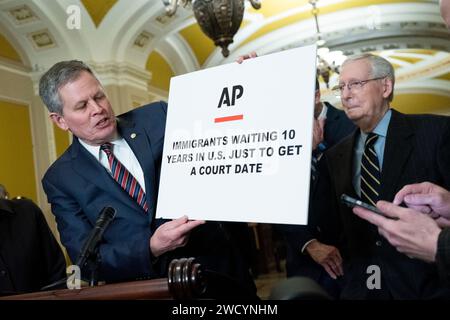 Washington, Usa. Januar 2019. Senator Steve Daines, R-MT, hält ein Poster mit einer Schlagzeile von der Associated Press während einer Pressekonferenz nach wöchentlichen Caucus-Mittagessen im US-Kapitol in Washington, DC am Mittwoch, den 17. Januar 2024. Foto: Bonnie Cash/UPI Credit: UPI/Alamy Live News Stockfoto