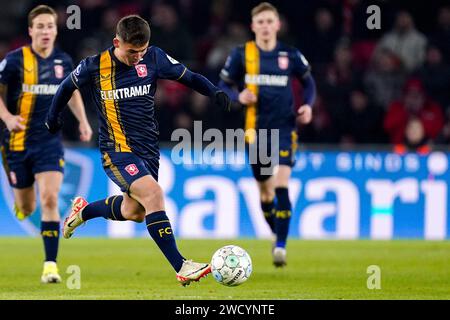 Eindhoven, Niederlande. Januar 2024. EINDHOVEN, NIEDERLANDE - 17. JANUAR: Manfred Ugalde vom FC Twente läuft mit dem Ball während des TOTO KNVB Cup-Spiels zwischen PSV und FC Twente am 17. Januar 2024 im Philips Stadion in Eindhoven, Niederlande. (Foto: Joris Verwijst/Orange Pictures) Credit: dpa/Alamy Live News Stockfoto