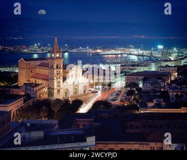 IT - INSEL SIZILIEN: Stadt Messina und Hafen bei Nacht (Fotografie von Edmund Nagele FRPS) Stockfoto