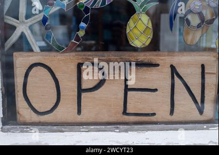 Ein Open-Zeichen im Fenster „Store“ Stockfoto