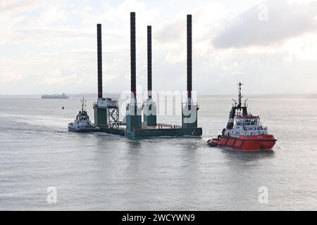 Handels- und Hafenschlepper schleppen den von BAE Systems betriebenen WAGENHAHN-TAIFUN 3000 in Richtung Marinebasis Stockfoto