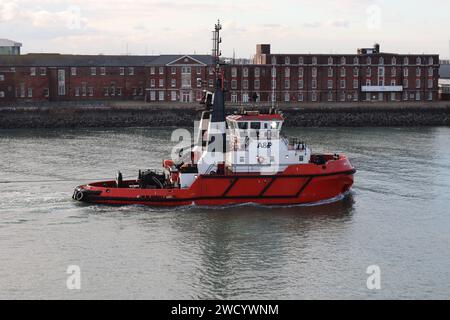 Der Von A&P betriebene Schlepper MV MERCIA passiert Fort Blockhouse am Hafeneingang Stockfoto