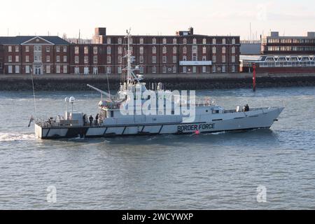 Der britische Grenzstreitkräfte schneidet HMC-SUCHER am Hafeneingang ab Stockfoto