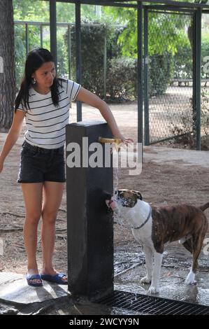 barcelona/katalonien/ Spanien/ 25.Juli 2019/heute treffen die Hitzewellen heute auf 30C und 86F in temperatur heißen Wellen, die die Menschen am Strand genießen und sich von den Hitzewellen abkühlen .. (Foto..Francis Dean / Deanpices. Stockfoto