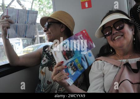 barcelona/katalonien/ Spanien/ 25.Juli 2019/heute treffen die Hitzewellen heute auf 30C und 86F in temperatur heißen Wellen, die die Menschen am Strand genießen und sich von den Hitzewellen abkühlen .. (Foto..Francis Dean / Deanpices. Stockfoto