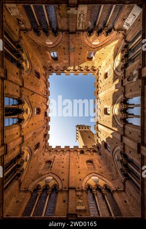 Siena, Italien - 26. Juli 2023: Innenhof des Palazzo Pubblico und Torre del Mangia in Siena in Italien Stockfoto