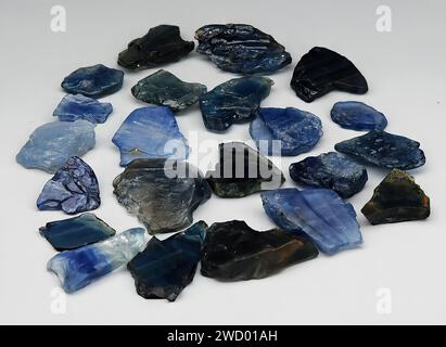 Natürlicher blauer Saphir, rauer Edelstein auf dem Hintergrund Stockfoto