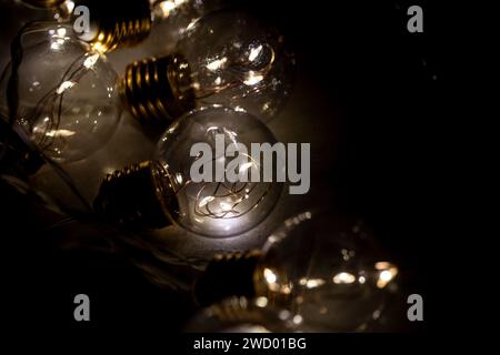 Viele schöne Glühlampen, kleine helle Nahaufnahme Stockfoto