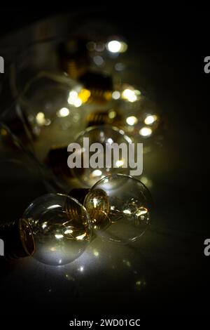 Viele schöne Glühlampen, kleine helle Nahaufnahme Stockfoto