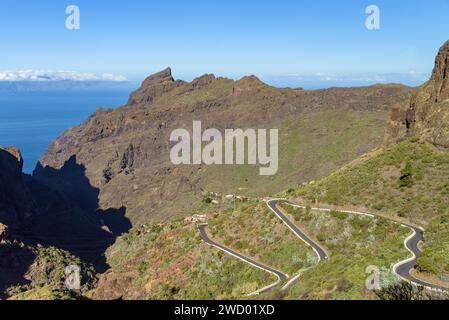 Aus der Vogelperspektive auf die gewundene Straße in den Bergen zum Dorf Masca auf Teneriffa. Kanarische Inseln Stockfoto
