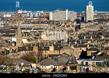 Blick nach Norden von Calton Hill über die Dächer von Leith zum Firth of Forth, Edinburgh, Schottland, Großbritannien. Stockfoto