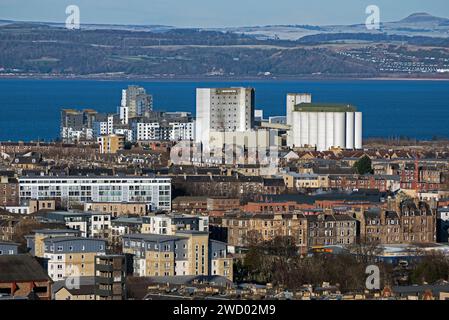 Blick nach Norden von Calton Hill über die Dächer von Leith zum Firth of Forth, Edinburgh, Schottland, Großbritannien. Stockfoto