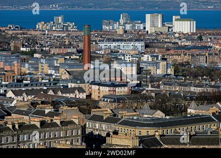 Blick nach Norden von Calton Hill über die Dächer von Leith zum Firth of Forth, Edinburgh, Schottland, Großbritannien. Stockfoto