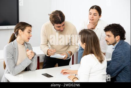 Männliche und weibliche Studenten, die sich gemeinsam auf die Prüfung an der Universität vorbereiten Stockfoto