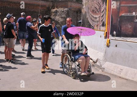 Rom / Italien   16.Juli 2019/ Touristen im Sommer Hitzewellen 31°C um Pizza del Colosseo das Kolosueeum in Rom im juli 2019. Foto: Francis Dean / Deanpictures. Stockfoto