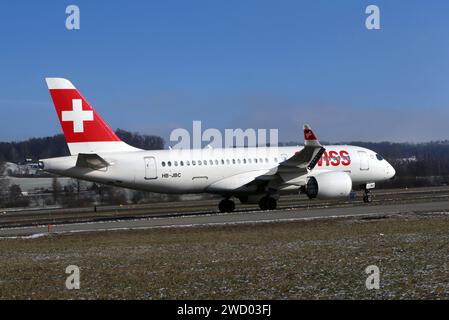 Ein Passagierflugzeug der Schweizer Fluggesellschaft Swiss vom Typ Airbus A220-100 mit der Registrierung HB-JBC ist auf dem Flughafen Zürich gelandet. Ein Passagierflugzeug der Schweizer Fluggesellschaft Swiss vom Typ Airbus A220-100 mit der Registrierung HB-JBC ist auf dem Flughafen Zürich gelandet. *** Ein Passagierflugzeug der Schweizer Fluggesellschaft Swiss vom Typ Airbus A220 100 mit der Registrierung HB JBC ist am Flughafen Zürich gelandet Ein Passagierflugzeug der Schweizer Fluggesellschaft Swiss vom Typ Airbus A220 100 mit der Registrierung HB JBC ist am Flughafen Zürich gelandet Stockfoto