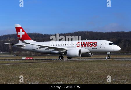 Ein Passagierflugzeug der Schweizer Fluggesellschaft Swiss vom Typ Airbus A220-100 mit der Registrierung HB-JBC ist auf dem Flughafen Zürich gelandet. Ein Passagierflugzeug der Schweizer Fluggesellschaft Swiss vom Typ Airbus A220-100 mit der Registrierung HB-JBC ist auf dem Flughafen Zürich gelandet. *** Ein Passagierflugzeug der Schweizer Fluggesellschaft Swiss vom Typ Airbus A220 100 mit der Registrierung HB JBC ist am Flughafen Zürich gelandet Ein Passagierflugzeug der Schweizer Fluggesellschaft Swiss vom Typ Airbus A220 100 mit der Registrierung HB JBC ist am Flughafen Zürich gelandet Stockfoto