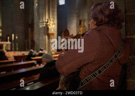 Pamplona, Spanien. Januar 2024. Haustierbesitzer wartet in der Kirche San Nicolás während der Feier von San Antonio Abad, Schutzpatron der Tiere. Jedes Jahr am 17. Januar wird in Spanien das fest von San Antonio gefeiert, bekannt als San Antón, Schutzpatron der Tiere. Haustierbesitzer gingen in die Kirche, um ihre Haustiere zu segnen, und es ist eine Tradition, die seit dem 18. Jahrhundert gefeiert wird. Quelle: SOPA Images Limited/Alamy Live News Stockfoto