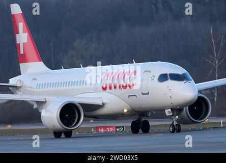 Ein Passagierflugzeug der Schweizer Fluggesellschaft Swiss vom Typ Airbus A220-100 mit der Registrierung HB-JBG ist auf dem Flughafen Zürich gelandet. Ein Passagierflugzeug der Schweizer Fluggesellschaft Swiss vom Typ Airbus A220-100 mit der Registrierung HB-JBG ist auf dem Flughafen Zürich gelandet. *** Ein Passagierflugzeug der Schweizer Fluggesellschaft Swiss vom Typ Airbus A220 100 mit der Registrierung HB JBG ist am Flughafen Zürich gelandet Ein Passagierflugzeug der Schweizer Fluggesellschaft Swiss vom Typ Airbus A220 100 mit der Registrierung HB JBG ist am Flughafen Zürich gelandet Stockfoto