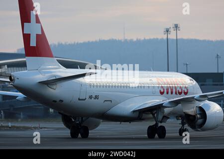 Ein Passagierflugzeug der Schweizer Fluggesellschaft Swiss vom Typ Airbus A220-100 mit der Registrierung HB-JBG ist auf dem Flughafen Zürich gelandet. Ein Passagierflugzeug der Schweizer Fluggesellschaft Swiss vom Typ Airbus A220-100 mit der Registrierung HB-JBG ist auf dem Flughafen Zürich gelandet. *** Ein Passagierflugzeug der Schweizer Fluggesellschaft Swiss vom Typ Airbus A220 100 mit der Registrierung HB JBG ist am Flughafen Zürich gelandet Ein Passagierflugzeug der Schweizer Fluggesellschaft Swiss vom Typ Airbus A220 100 mit der Registrierung HB JBG ist am Flughafen Zürich gelandet Stockfoto