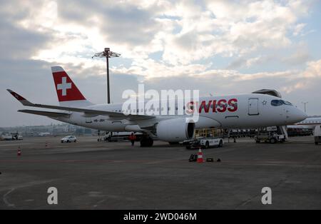 Ein Passagierflugzeug der Schweizer Fluggesellschaft Swiss vom Typ Airbus A220-100 mit der Registrierung HB-JBH auf dem Flughafen Zürich. Ein Passagierflugzeug der Schweizer Fluggesellschaft Swiss vom Typ Airbus A220-100 mit der Registrierung HB-JBH auf dem Flughafen Zürich. *** Ein Passagierflugzeug der Schweizer Fluggesellschaft SWISS vom Typ Airbus A220 100 mit der Registrierung HB JBH am Flughafen Zürich Ein Passagierflugzeug der Schweizer Fluggesellschaft SWISS vom Typ Airbus A220 100 mit der Registrierung HB JBH am Flughafen Zürich Stockfoto
