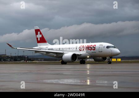 Ein Passagierflugzeug der Schweizer Fluggesellschaft Swiss vom Typ Airbus A220-100 mit der Registrierung HB-JBG auf dem Flughafen Zürich. Ein Passagierflugzeug der Schweizer Fluggesellschaft Swiss vom Typ Airbus A220-100 mit der Registrierung HB-JBG auf dem Flughafen Zürich. *** Ein Passagierflugzeug der Schweizer Fluggesellschaft Swiss vom Typ Airbus A220 100 mit der Registrierung HB JBG am Flughafen Zürich Ein Passagierflugzeug der Schweizer Fluggesellschaft Swiss vom Typ Airbus A220 100 mit der Registrierung HB JBG am Flughafen Zürich Stockfoto