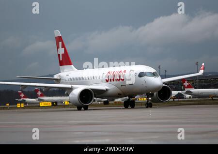 Ein Passagierflugzeug der Schweizer Fluggesellschaft Swiss vom Typ Airbus A220-100 mit der Registrierung HB-JBG auf dem Flughafen Zürich. Ein Passagierflugzeug der Schweizer Fluggesellschaft Swiss vom Typ Airbus A220-100 mit der Registrierung HB-JBG auf dem Flughafen Zürich. *** Ein Passagierflugzeug der Schweizer Fluggesellschaft Swiss vom Typ Airbus A220 100 mit der Registrierung HB JBG am Flughafen Zürich Ein Passagierflugzeug der Schweizer Fluggesellschaft Swiss vom Typ Airbus A220 100 mit der Registrierung HB JBG am Flughafen Zürich Stockfoto