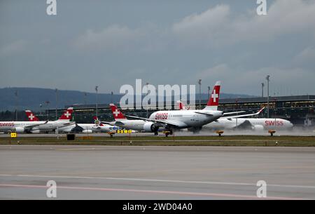 Ein Passagierflugzeug der Schweizer Fluggesellschaft Swiss vom Typ Airbus A220-100 mit der Registrierung HB-JBG beim Start vom Flughafen Zürich. Ein Passagierflugzeug der Schweizer Fluggesellschaft Swiss vom Typ Airbus A220-100 mit der Registrierung HB-JBG beim Start vom Flughafen Zürich. *** Ein Passagierflugzeug der Schweizer Fluggesellschaft Swiss vom Typ Airbus A220 100 mit der Registrierung HB JBG vom Flughafen Zürich Ein Passagierflugzeug der Schweizer Fluggesellschaft Swiss vom Typ Airbus A220 100 mit der Registrierung HB JBG vom Flughafen Zürich Stockfoto