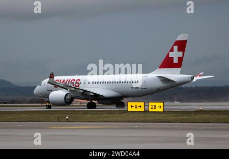 Ein Passagierflugzeug der Schweizer Fluggesellschaft Swiss vom Typ Airbus A220-100 mit der Registrierung HB-JBG auf dem Flughafen Zürich. Ein Passagierflugzeug der Schweizer Fluggesellschaft Swiss vom Typ Airbus A220-100 mit der Registrierung HB-JBG auf dem Flughafen Zürich. *** Ein Passagierflugzeug der Schweizer Fluggesellschaft Swiss vom Typ Airbus A220 100 mit der Registrierung HB JBG am Flughafen Zürich Ein Passagierflugzeug der Schweizer Fluggesellschaft Swiss vom Typ Airbus A220 100 mit der Registrierung HB JBG am Flughafen Zürich Stockfoto