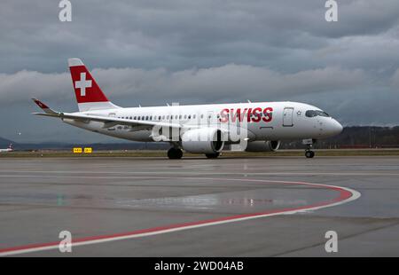 Ein Passagierflugzeug der Schweizer Fluggesellschaft Swiss vom Typ Airbus A220-100 mit der Registrierung HB-JBG auf dem Flughafen Zürich. Ein Passagierflugzeug der Schweizer Fluggesellschaft Swiss vom Typ Airbus A220-100 mit der Registrierung HB-JBG auf dem Flughafen Zürich. *** Ein Passagierflugzeug der Schweizer Fluggesellschaft Swiss vom Typ Airbus A220 100 mit der Registrierung HB JBG am Flughafen Zürich Ein Passagierflugzeug der Schweizer Fluggesellschaft Swiss vom Typ Airbus A220 100 mit der Registrierung HB JBG am Flughafen Zürich Stockfoto