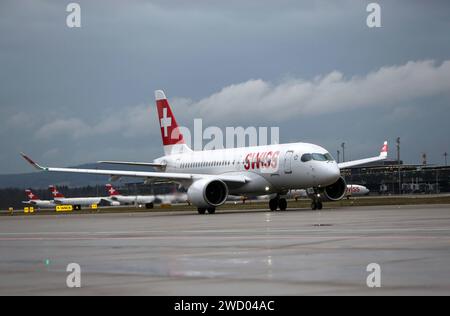 Ein Passagierflugzeug der Schweizer Fluggesellschaft Swiss vom Typ Airbus A220-100 mit der Registrierung HB-JBG auf dem Flughafen Zürich. Ein Passagierflugzeug der Schweizer Fluggesellschaft Swiss vom Typ Airbus A220-100 mit der Registrierung HB-JBG auf dem Flughafen Zürich. *** Ein Passagierflugzeug der Schweizer Fluggesellschaft Swiss vom Typ Airbus A220 100 mit der Registrierung HB JBG am Flughafen Zürich Ein Passagierflugzeug der Schweizer Fluggesellschaft Swiss vom Typ Airbus A220 100 mit der Registrierung HB JBG am Flughafen Zürich Stockfoto
