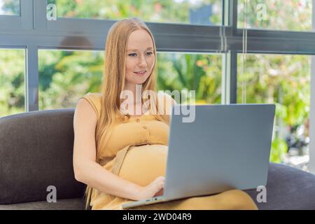 Schwangere Frau, die am Laptop arbeitet. Werdende Frau arbeitet während der Schwangerschaft effizient von zu Hause aus und verbindet berufliches Engagement mit mütterlichen Pflichten Stockfoto