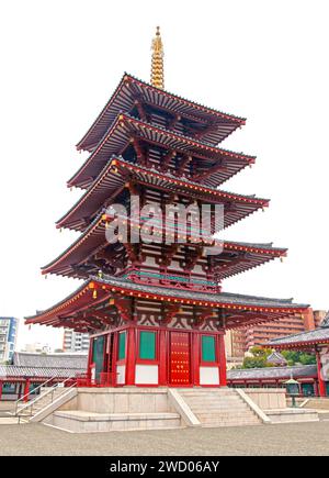 Shitennoji-Tempel und fünfstöckige Pagode in Osaka, Japan Stockfoto