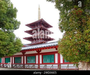 Shitennoji-Tempel und fünfstöckige Pagode in Osaka, Japan Stockfoto