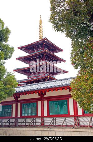 Shitennoji-Tempel und fünfstöckige Pagode in Osaka, Japan Stockfoto
