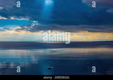 Dramatischer Himmel, der sich auf den Gewässern des Lough Neagh, Nordirland, spiegelt Stockfoto