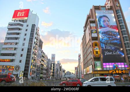 Dotonbori ist Osakas wichtigstes Touristen- und Nachtleben und berühmt für seine Restaurants, Einkaufsmöglichkeiten, Kanäle und Neonschilder. Stockfoto