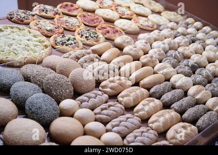 Mailand, Italien - 17. Januar 2024: Frisches Brot in Regalen in einer Bäckerei Stockfoto