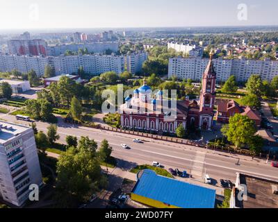 Blick von der Drohne auf Orekhovo-Zujewo mit der Geburtskirche der Heiligen Jungfrau Stockfoto