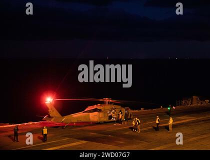 Doug Perry, Commander, U.S. 2nd Fleet, wird von Rear ADM. Erik Eslich, Commander der Carrier Strike Group (CSG) 12, auf dem Flugdeck des weltweit größten Flugzeugträgers USS Gerald R. Ford (CVN 78) während eines Besuchs zum Abschluss des achtmonatigen Jungferneinsatzes von shipÕs begrüßt. Januar 2024. Die Gerald R. Ford Carrier Strike Group (GRFCSG) absolvierte einen geplanten Einsatz in den US-Marinestreitkräften Europa-Afrika/USA Sechster Einsatzbereich der Flotte, der das Engagement und die Fähigkeit der weltweit eingesetzten NavyÕs demonstriert. (Foto der U.S. Navy von Mass Communicatio Stockfoto