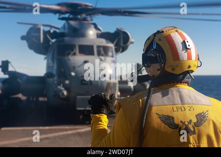 Ein US-Seemann, der dem Amphibien-Transportdock USS Somerset (LPD 25) zugeordnet ist, führt einen CH-53E Super Hengst, der an der Marine Medium Tiltrotor Squadron (VMM) 165 (verstärkt), 15. Marine Expeditionary Unit, während des Flugbetriebs im Pazifischen Ozean befestigt ist, 4. Januar 2024. Die 15. MEU ist derzeit an Bord der Boxer Amphibious Ready Group, die integrierte Trainings- und Routineoperationen in der 3. US-Flotte durchführt. (Foto des U.S. Marine Corps von CPL. Aidan Hekker) Stockfoto