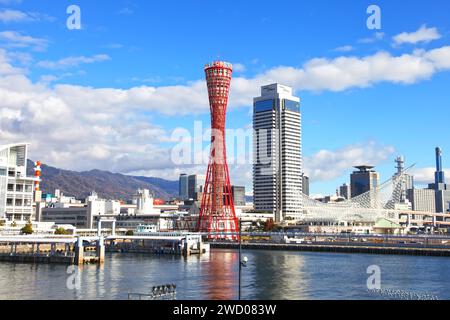 Kobe Maritime Museum und Kobe Port Tower in der Stadt Kobe, Präfektur Hyogo, Japan. Stockfoto