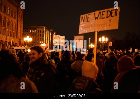 Kundgebung gegen Rechtsextremismus in Berlin Bezug nehmend auf die von Correctiv aufgedeckten Deportationspläne einer Gruppe hochrangiger Rechtsradikaler, versammelten sich ca. 2000 Menschen am 17.01.2024 vor dem Roten Rathaus, um ein Zeichen gegen Rechtsextremismus, Faschismus und die demokratiegefährdende Partei AFD zu setzen., Berlin Berlin Deutschland Mitte *** Rallye gegen Rechtsextremismus in Berlin unter Bezugnahme auf die Abschiebepläne einer Gruppe hochrangiger Rechtsextremisten, die von Correctiv aufgedeckt wurden, rund 2000 Menschen versammelten sich am 17. 01 2024 vor dem Roten Rathaus Stockfoto