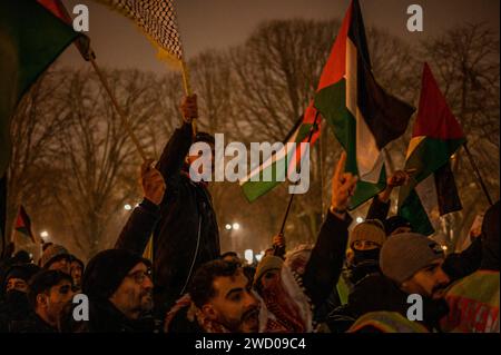 Kundgebung gegen Rechtsextremismus in Berlin Bezug nehmend auf die von Correctiv aufgedeckten Deportationspläne einer Gruppe hochrangiger Rechtsradikaler, versammelten sich ca. 2000 Menschen am 17.01.2024 vor dem Roten Rathaus, um ein Zeichen gegen Rechtsextremismus, Faschismus und die demokratiegefährdende Partei AFD zu setzen. Im Vorfeld gibt es die Ankündigung von Pro-Palästinensischen Gruppen die Demo zu übernehmen, Flaggen mit zu nehmen und ihr anliegen auf der Demo kund zu tun. Eine Gruppe von Pro-Palästinensischen Menschen positionierte sich dann auch in mitten der Demo und störte die VE Stockfoto